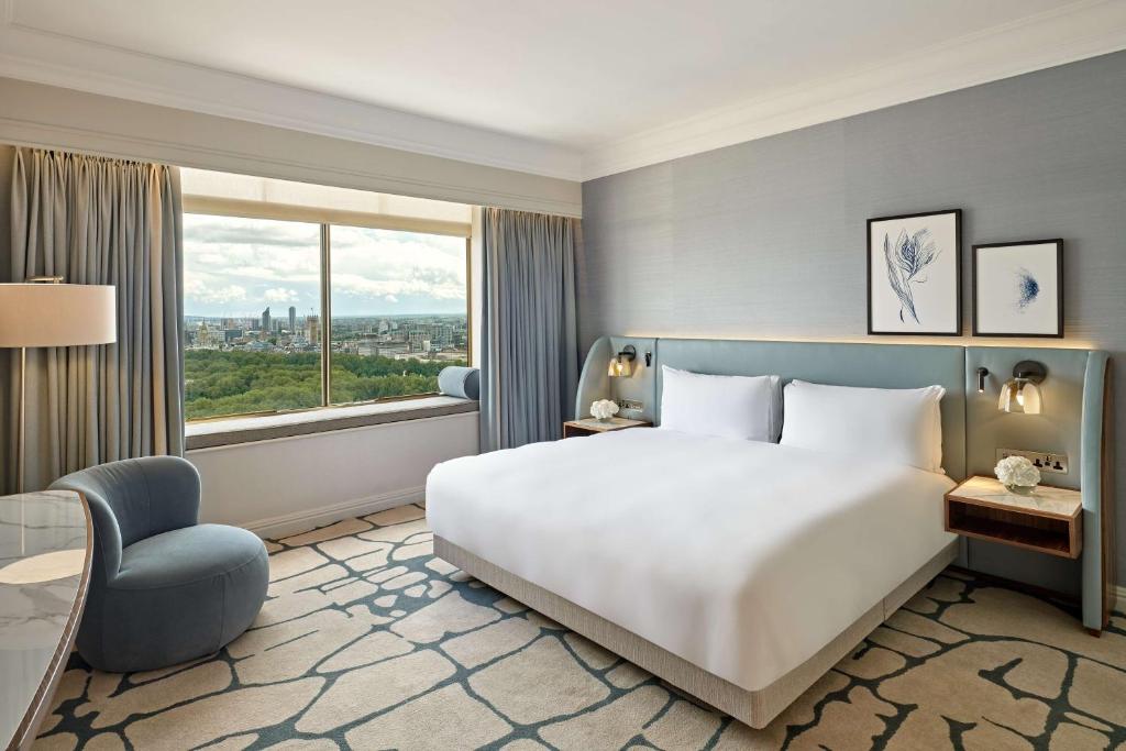 photo of a Hilton hotel room showing a beautiful view of London